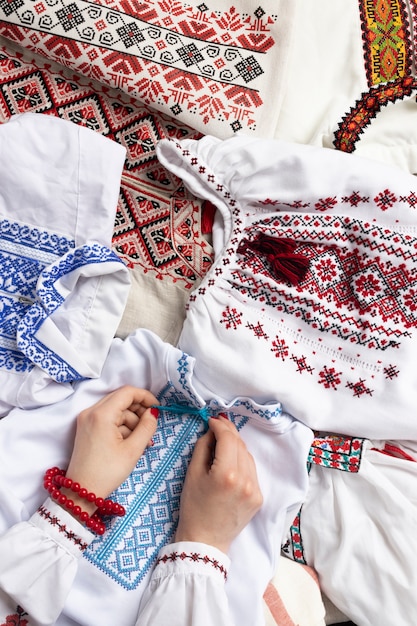 Foto grátis vista superior de camisas bordadas tradicionais