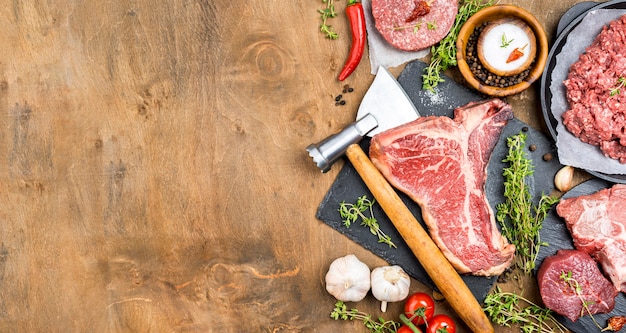 Vista superior de carne com alho e cópia espaço