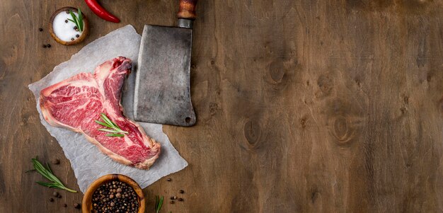 Vista superior de carne com ervas e cópia espaço