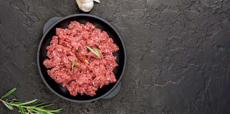 Foto grátis vista superior de carne no prato com ervas e cópia espaço