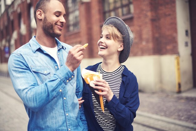 Vista superior de casal comendo fast food