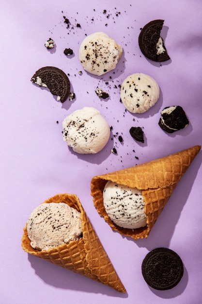 Foto grátis vista superior de casquinhas de sorvete e biscoitos