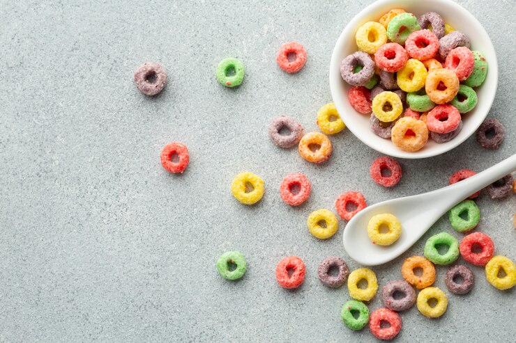 Foto grátis vista superior de cereais coloridos e colher de plástico