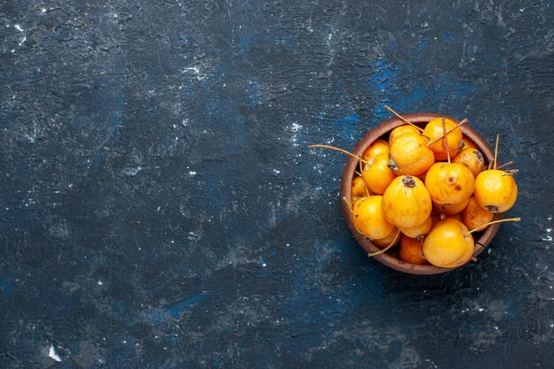 Vista superior de cerejas amarelas frescas, frutas maduras e doces na mesa escura, frutas frescas maduras