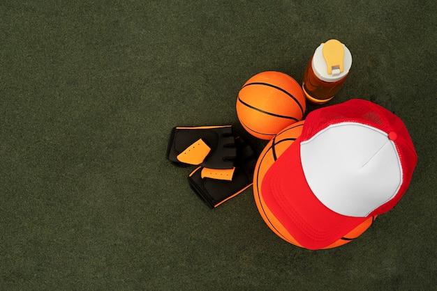 Foto grátis vista superior de chapéus de caminhoneiro com malha de volta e basquete