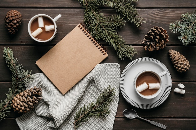 Vista superior de chocolate quente com agenda em branco