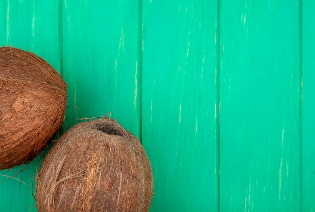 Foto grátis vista superior de cocos em gre com espaço de cópia