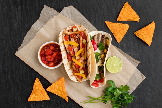Vista superior de comida mexicana fresca com nachos