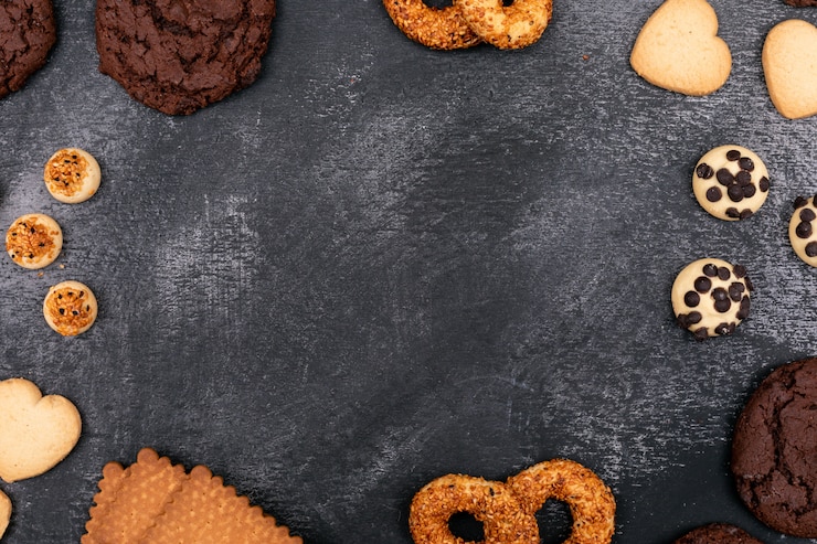 Foto grátis vista superior de cookies diferentes na superfície escura com espaço de cópia