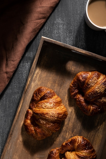 Foto grátis vista superior de croissants em uma bandeja