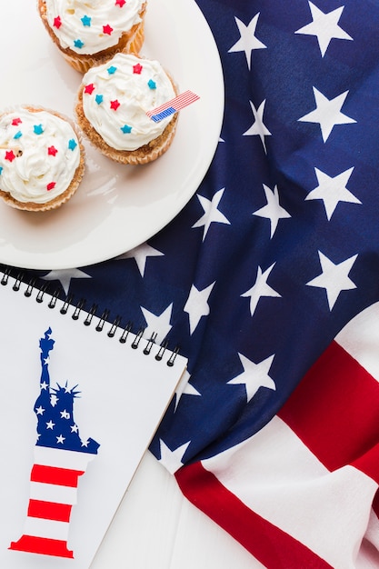 Vista superior de cupcakes com bandeira americana e estátua da liberdade