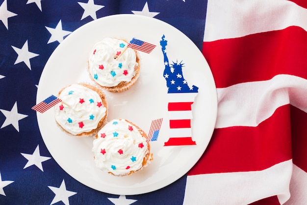Vista superior de cupcakes no prato com bandeiras americanas e estátua da liberdade