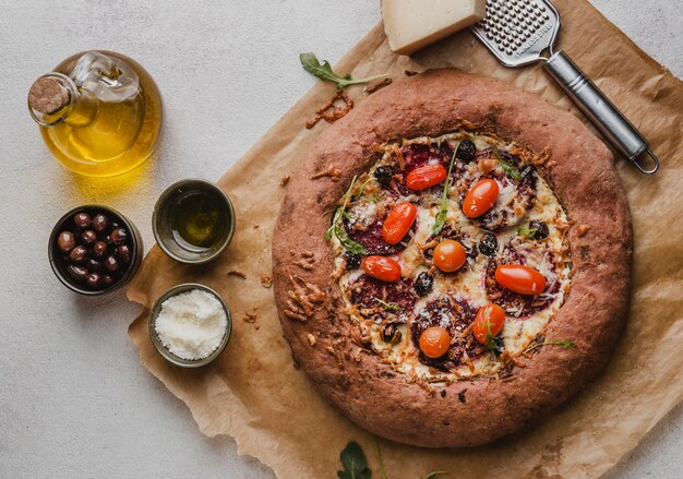 Vista superior de deliciosa pizza com queijo parmesão