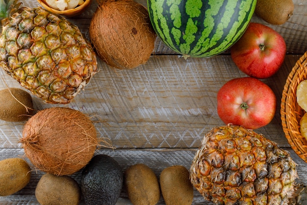 Vista superior de deliciosas frutas em uma superfície de madeira