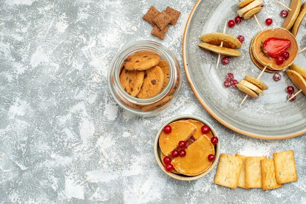 Vista superior de deliciosas panquecas com vários ingredientes