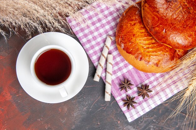 Vista superior de deliciosas tortas fatiadas com frutas vermelhas