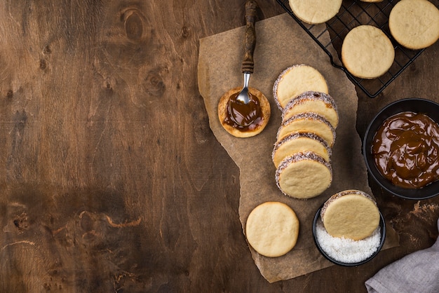 Vista superior de deliciosos alfajores com espaço de cópia