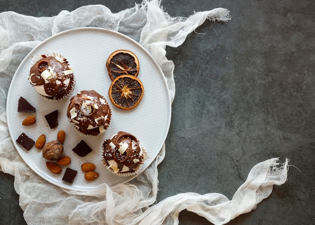 Foto grátis vista superior de deliciosos bolinhos de chocolate