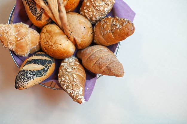 Vista superior de deliciosos pastéis em um balde