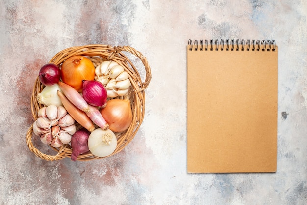 Foto grátis vista superior de diferentes ingredientes, cebola e alho dentro da cesta