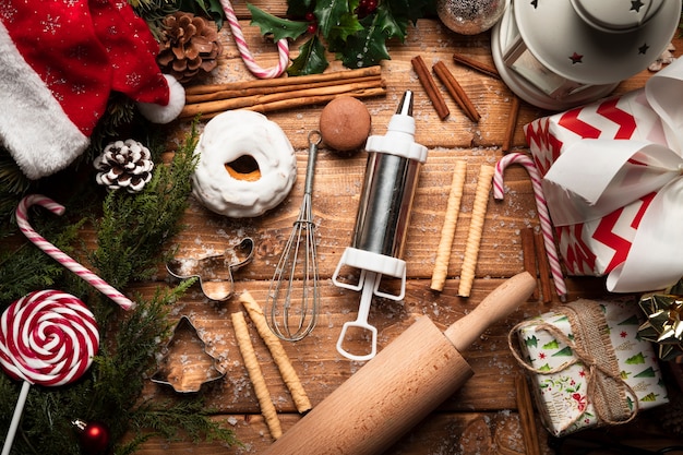 Vista superior de doces de Natal com utensílios de cozinha