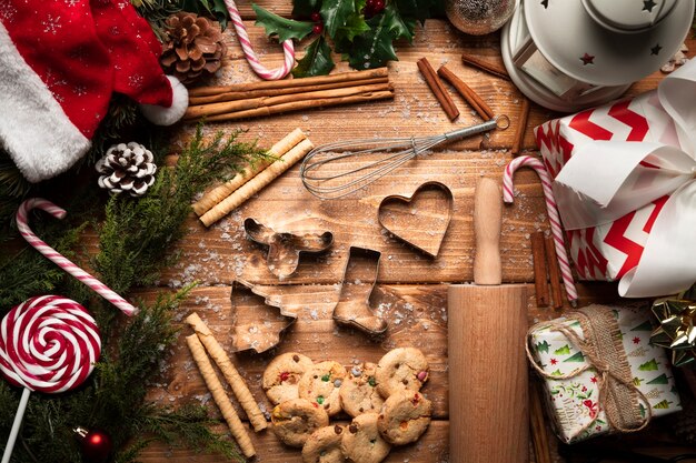 Vista superior de doces de Natal com utensílios de cozinha