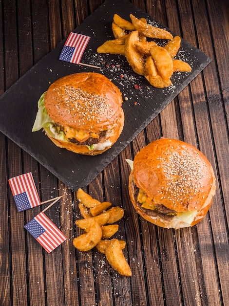 Foto grátis vista superior de dois hambúrgueres americanos com batatas fritas