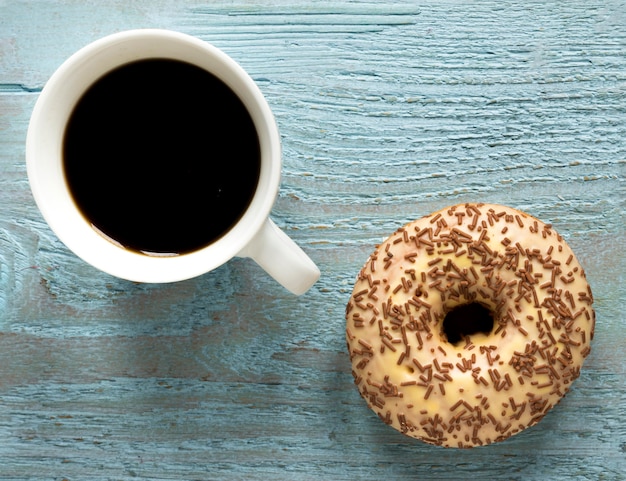 Vista superior de donut com granulado e café