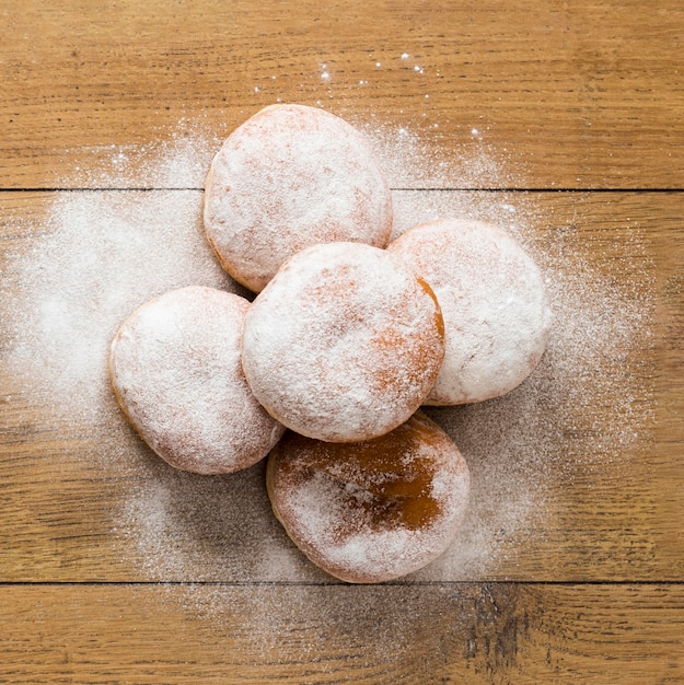 Vista superior de donuts com açúcar em pó na parte superior