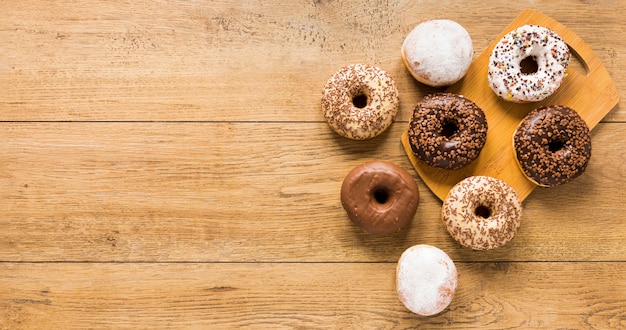 Vista superior de donuts com espaço de cópia