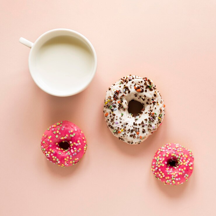 Foto grátis vista superior de donuts com granulado e leite
