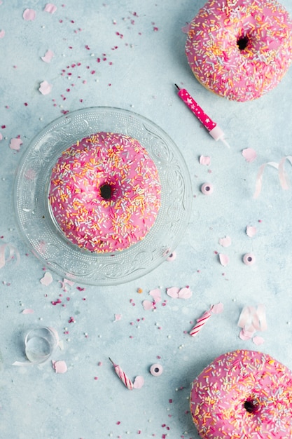 Vista superior de donuts de aniversário com granulado