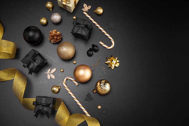 Vista superior de enfeites e decorações de Natal com espaço de cópia