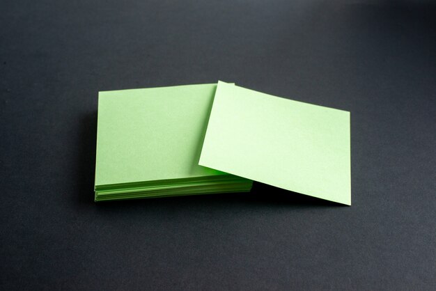 Vista superior de envelopes verdes em fundo preto isolado com espaço livre