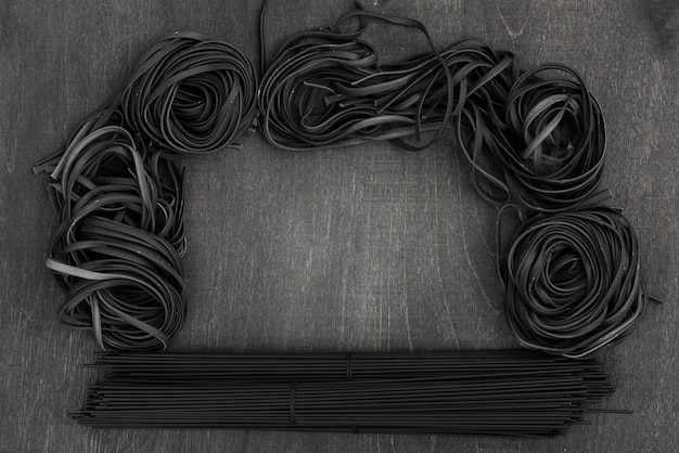 Foto grátis vista superior de espaguete preto e tagliatelle