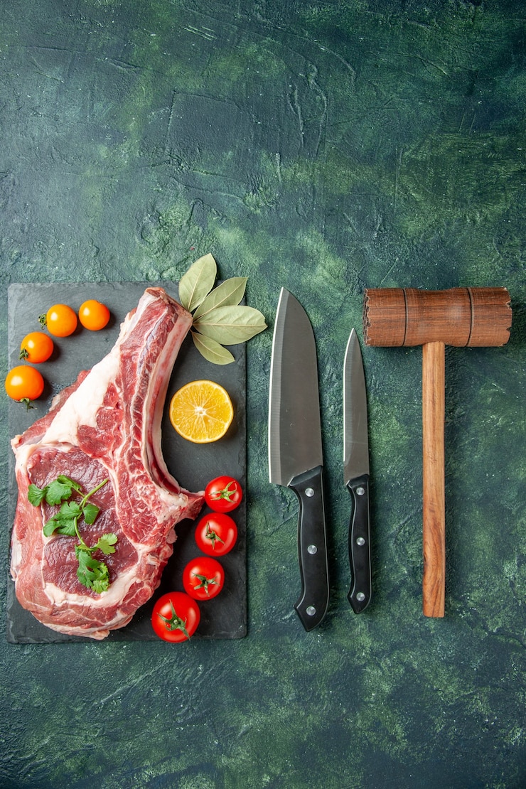 Foto grátis vista superior de fatia de carne fresca em superfície azul escura