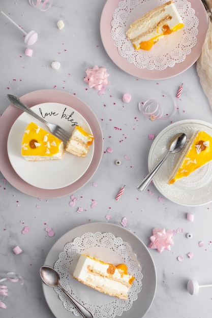 Foto grátis vista superior de fatias de bolo em pratos com talheres
