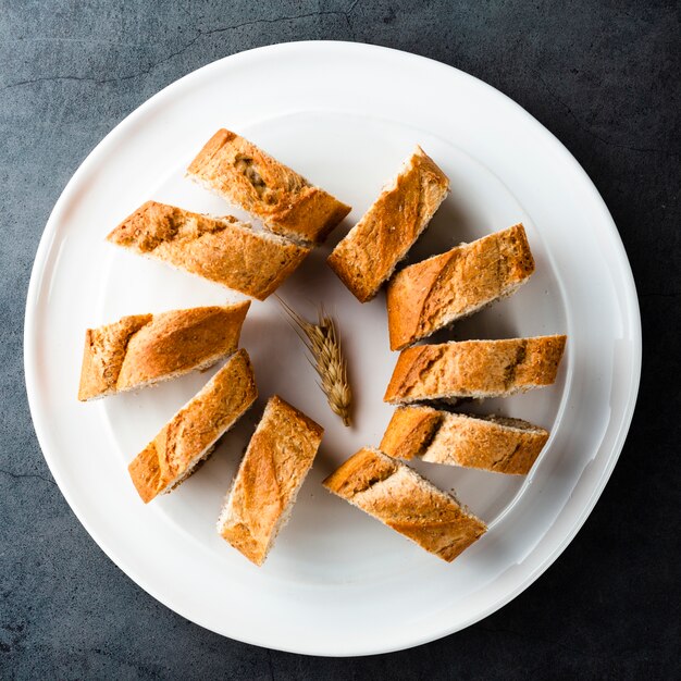 Vista superior de fatias de pão no prato