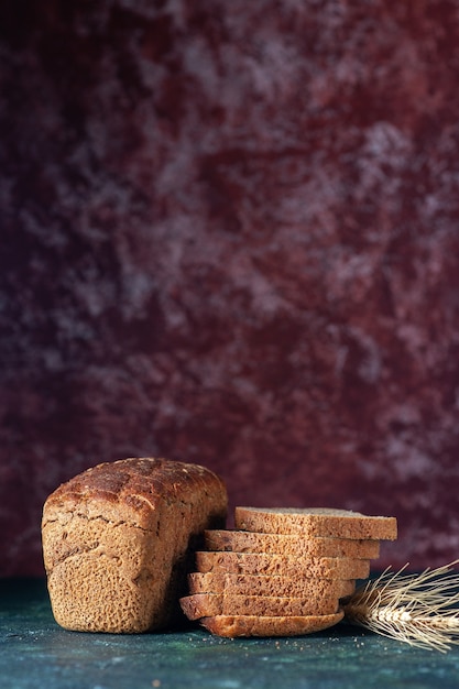 Vista superior de fatias de pão preto dietético e espinhos em fundo azul marrom com espaço livre