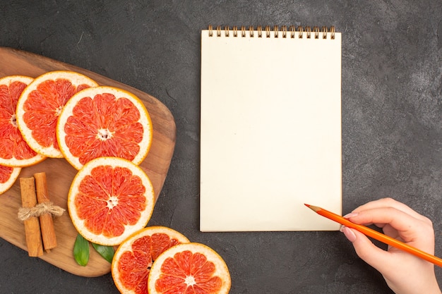 Foto grátis vista superior de fatias de toranja fresca no fundo escuro