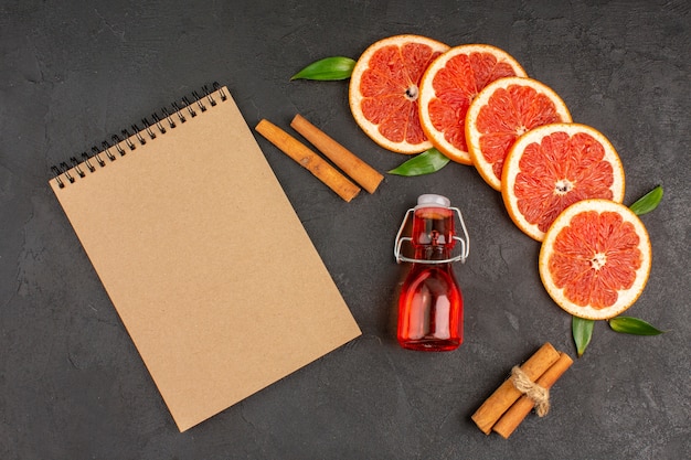 Foto grátis vista superior de fatias de toranja frescas na mesa escura