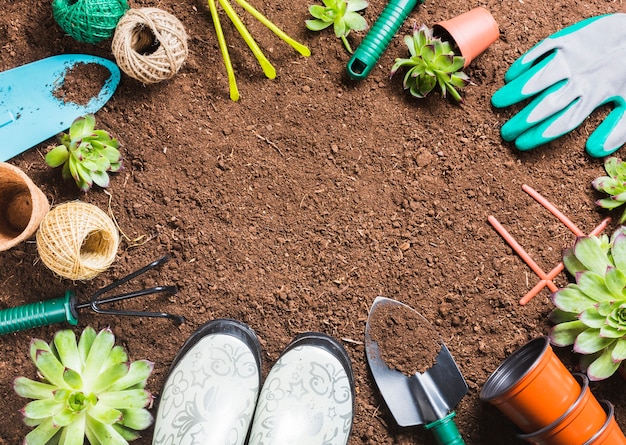 Vista superior de ferramentas de jardinagem no chão