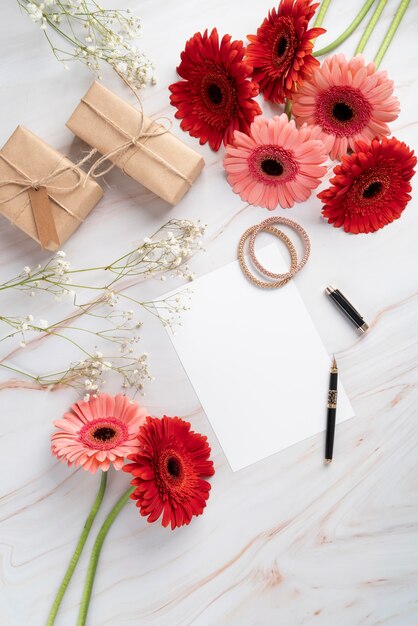 Vista superior de flores com cartão em branco e presentes