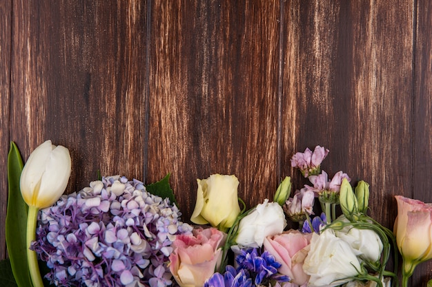 Vista superior de flores em fundo de madeira com espaço de cópia