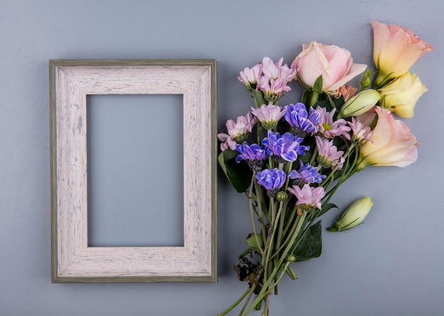 Foto grátis vista superior de flores frescas, como margarida, isolada em um fundo cinza com espaço de cópia