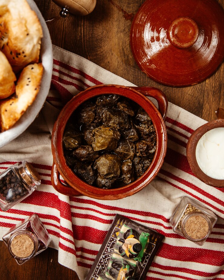 Foto grátis vista superior de folhas de uva dolma servido com iogurte