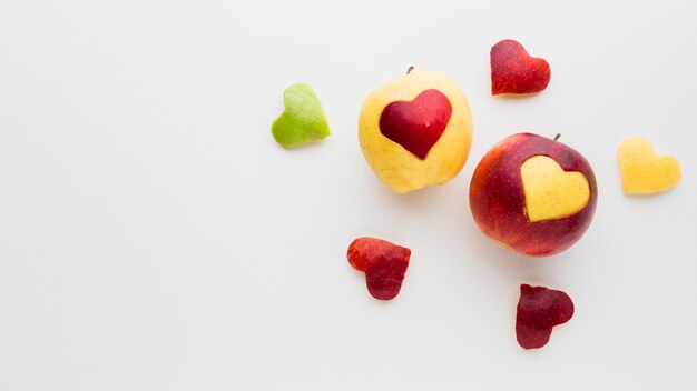 Vista superior de formas de coração de frutas e maçãs com espaço de cópia