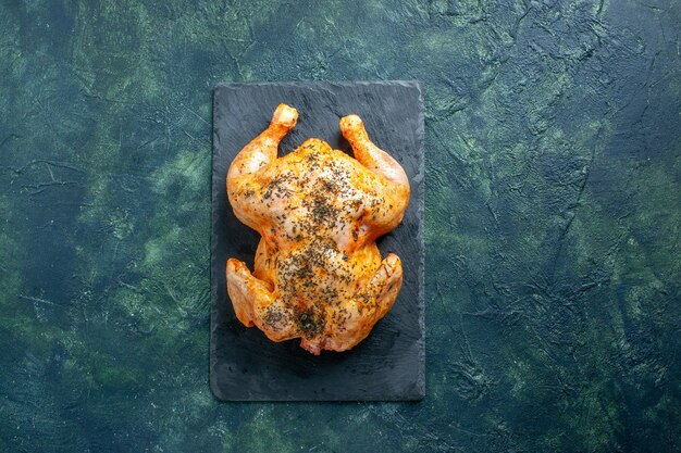 Vista superior de frango cozido com especiarias na superfície escura