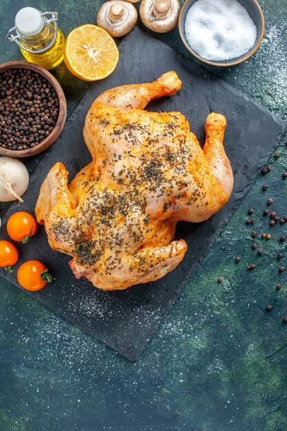 Foto grátis vista superior de frango cozido com especiarias na superfície escura