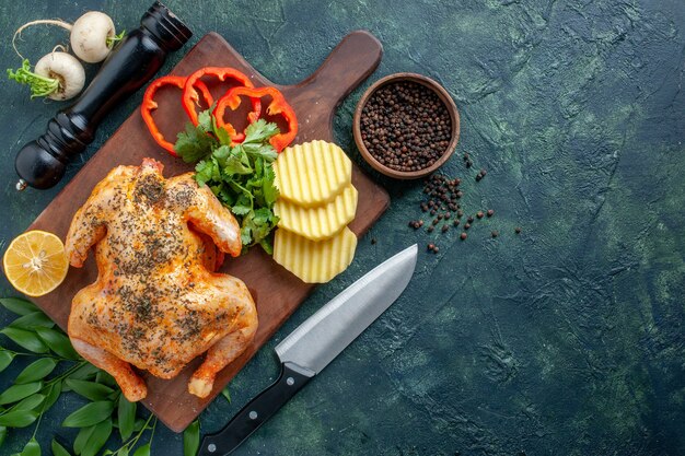 Foto grátis vista superior de frango cozido temperado com batatas na superfície escura